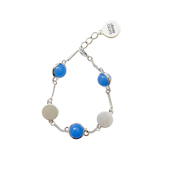 Feminin og sommerligt armbånd med blå perler fra Oxxo Design